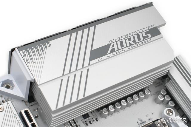 技嘉冰雕B650M AORUS ELITE AX ICE主板开箱分享