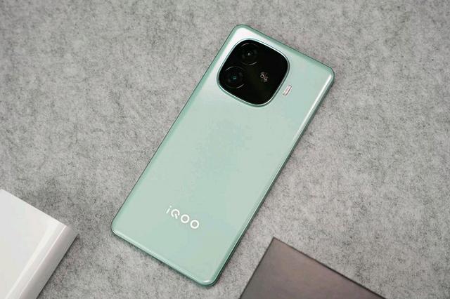 iQOO Z9 Turbo仅需1728元，骁龙8s Gen3+12GB内存，低价不低质！